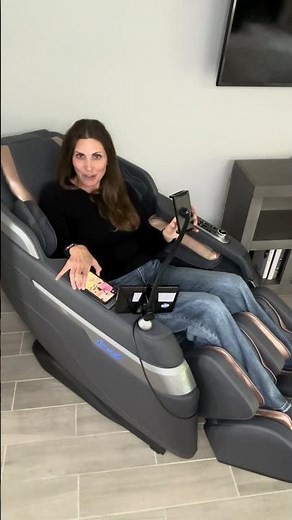 Relaxation Ready! Artist Hand Massage Chair in Action!