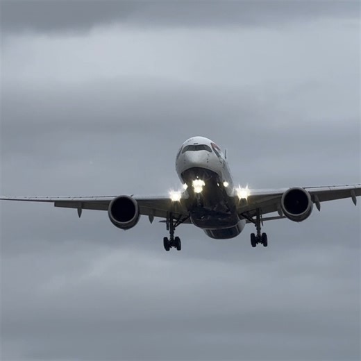 ✈️💨 Crosswind masterclass! British Airways A350-1000 (G-XWBF) battling the gusts on final approach into London Heathrow. That classic crab before touchdown — smooth correction and a firm landing. Always impressive to watch these widebodies dance with the wind! 🔥 🎥: Spotted from Myrtle Ave 📍EGLL / LHR 🛬 Aircraft: Airbus A350-1041 🇬🇧 Airline: British Airways Hashtags: #AvGeek #AviationLovers #BritishAirways #AirbusA350 #A3501000 #GXWBF #HeathrowSpotting #LHRSpotting #CrosswindLanding #Crabb