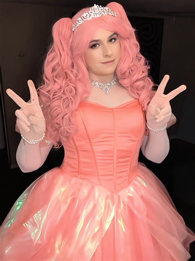 Desfile de dulzura en vestido de princesa 💕