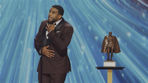 Wagner honors mother with Walter Payton award
