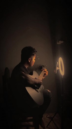 Cover Gitar Lewat Angin Wengi oleh Penyanyi Pria