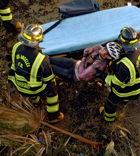 The girl was swept away by the water💧🌊 #movie #edit