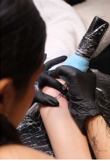 Tattoo day by @Laura Vanegas #tattoo #fineline #colibri