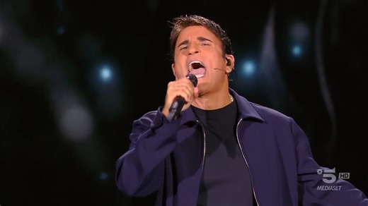 2.7M views · 83K reactions | E poiiii se ti richiamo è perché ho voglia di te Tutti noi a casa in questo momento mentre cantiamo con Sal Da Vinci  #IoCantoFamily | Mediaset Infinity | Facebook