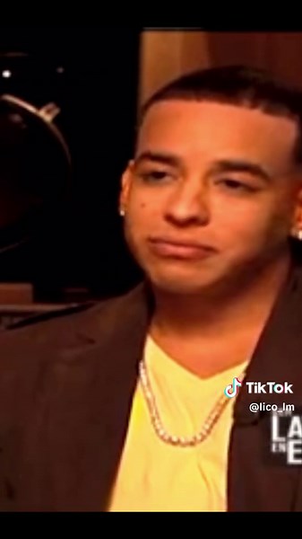 La canción que Daddy Yankee escribió… cuando casi pierde a la única mujer que amaba. Daddy Yankee siempre fue el “duro” del reguetón. Pero detrás de cámaras, vivió una crisis que casi lo destruye. Durante años, su carrera fue lo primero… Y mientras él conquistaba el mundo, su esposa se cansaba de ser invisible. Hubo discusiones. Alejamientos. Y un día, ella le dijo: “No quiero ser solo la mujer que te espera.” Él se fue de gira sin saber que, al volver… ella ya no estaría. Fue en medio de ese va