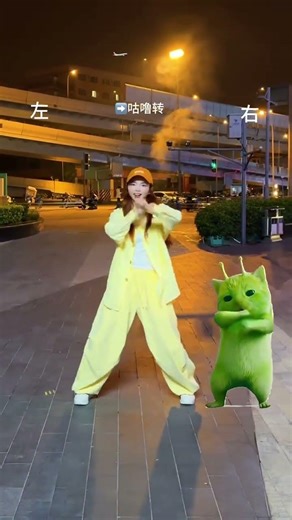 Intriguing Alien Cat's Dance Moves Will Hook You