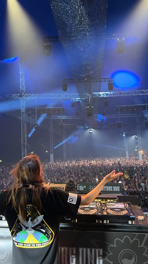 We heard you! Techno-Queen Charlotte de Witte ist zurück im Century Circus 🤝 Bereits 2018 hat sie ihr NatureOne-Debüt gefeiert. Seither ist sie zum absoluten Top-Star der Techno-Szene geworden und steht in auf den Bühnen der größten Festivals und Clubs weltweit. Auf ihrem eigenen Label "KNTXT" veröffentlicht sie ihre hochgelobten Produktionen und veranstaltet gleichnamige Events in den USA, Großbritannien und der EU. NATURE ONE "full of life" 350 Acts | 22 Floors 01. - 04.08.2024 Kastellaun, GE