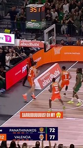 Not your typical guard finish. @dthomp_15 @valenciabasket #MotorolaMagicMoment | @motorola | EuroLeague