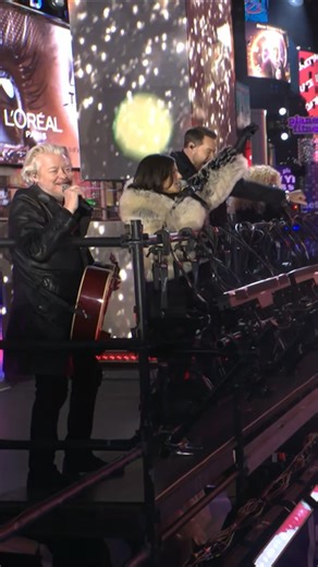 🍷 🍺 🥃 Little Big Town = perfect way to ring in 2026 More coming up next on #RockinEve! Tune in NOW on ABC. | Dick Clark's New Year's Rockin' Eve