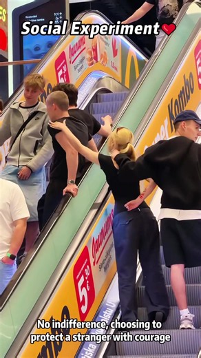 Social Experiment ❤️🩹 Would you help a stranger?#socialexperiment #fyp #love #tiktok #usa