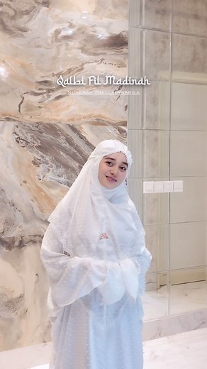 Veve Zulfikar Assyaibani on Instagram‎: "قلبي في المدينة ♡ Mukena by @bellabynabila  Mukena terusan silk uragiri ( Veve ) & Mukena terusan hadramaut renda rayon ( Zara ) , btw mukenanya 100ribuan aja loo & dapatkan free ongkir ya. Dari 2 model mukena ini model mukena mana nih yang kalian suka ??"‎