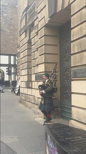 Epic Bagpipes on the Streets of Edinburgh 🎵