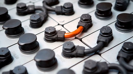 Automate battery production with robotics and proven solutions | KUKA Germany