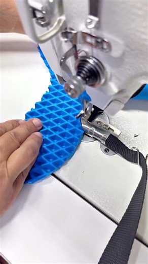We edge the material using a sewing device for edging. Sewing binder. For eva mats #binder #sewing