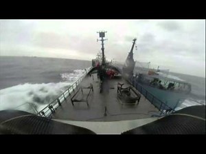 Un baleinier japonais fonce sur un navire de Sea Shepherd