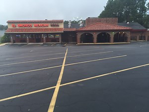 Warner Robins restaurant robbed at gunpoint, victim struck