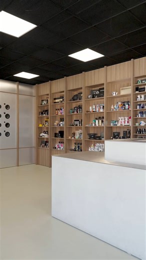 Pokud máte rádi kvalitní zvuk v autě nebo si potrpíte na špičkovou autokosmetiku, náš showroom Ahifi v Brně je to pravé místo pro vás. ✨ Čeká na vás demopanel s 24 autorádii a 12 komponentními reproduktory, vystavená prémiová autokosmetika, tlumicí materiály i high-end ozvučení, které si můžete prohlédnout, osahat a hlavně poslechnout naživo. Naši zkušení prodejci vám ochotně poradí s výběrem produktů i montáží. Těšíme se na vaši návštěvu! 📍 Trnkova 3140/119g, Brno – Líšeň (CTPark) ⏱ Otevřeno k