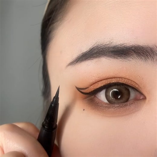 EyelinerTutorialForBeginners #EyeMakeupTips #EyelinerGlue pen #shorts #beginnermakeup #eyeliner