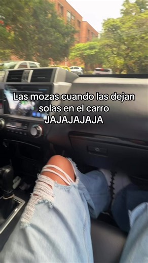 Las mozas cuando las dejan solas en el carro — Sketch corto de humor