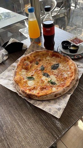 Chez Street Pizzeria Napoletana, chaque pizza est cuite au feu de bois pour un goût authentique et inimitable. 📍 À Casablanca | 🚚 Livraison & à emporter 🍕 Réservez ou commandez dès maintenant ! streetpizza.ma | street pizzeria napoletana