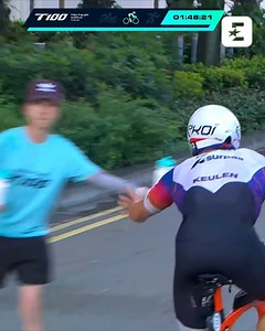 🤦 New rules for bottle handovers are leading to a few slapstick moments at the Singapore T100 💧 | TNT Sports