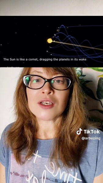 Как вода держится на шаре: физика и гравитация