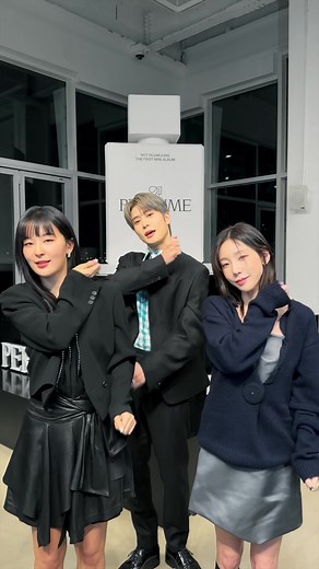 태연과 슬기의 퍼퓸 챌린지 손목 키스 옷깃 위에서