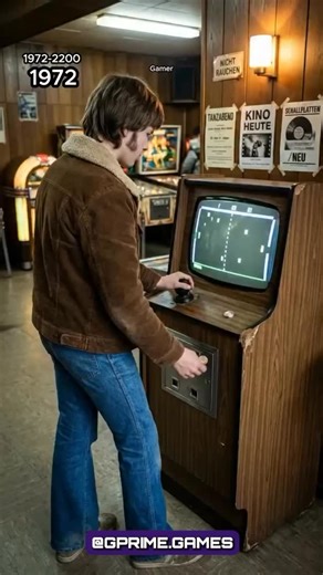 Gprime Games- Acessórios | Assistência Técnica | Upgrade on Instagram: "🎮⏳ Alguns chamam de videogame. A gente chama de viagem no tempo. De 1972, no fliperama, com pixels gigantes e sonhos pequenos… até 2200, onde o jogo acontece dentro de você. Passamos pelo barulho das fichas caindo no arcade. Pelo Atari e o primeiro “Space Invaders”. Pelo Mario no NES e no Super Nintendo. Pelo Game Boy no bolso. Do PS1 ao PS5. Pelo PC antigo, PC gamer e pelo VR. Até chegar num futuro onde não existe controle