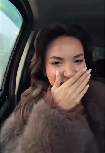 31.12.25 - чудеса все-таки случаются ? Если в них очень сильно верить 🥹 Еще вчера я была уверена , что прореву весь Новый год , а сейчас сижу дома после встречи , улыбаюсь и верю , что все будет хорошо🙏🏽 Знаю что ничего не изменилось, что все сложное еще впереди , но именно сейчас , в моменте - я впервые за долгое время счастлива ❤️‍🩹 Спасибо , что вы с нами , спасибо , что тоже верите , это точно и ваша заслуга … Бог нас услышал ✨ Люблю и обнимаю вас всех , с Новым годом 🥂#тасамаявзеркале 