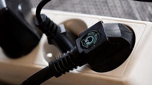 12 Electrical Mistakes Like Overloaded Plugs To Avoid Indoors