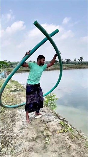 Smart farming! A farmer irrigates his rice field using overflow water from a fish pond 🌾 #shorts