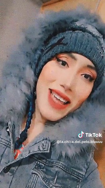 La chica del pelo azul en TikTok: Tendencias y baile