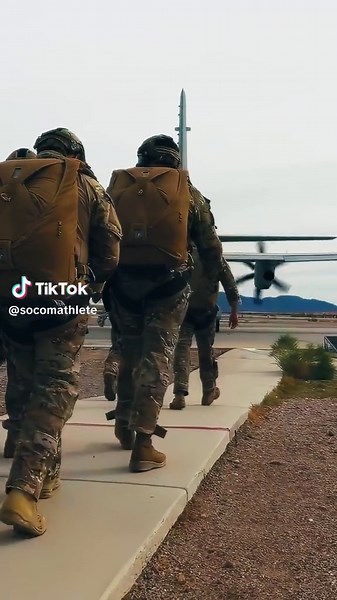 Who jumped the best? 🪂 Army Special Forces HALO Training Dive into the high-adrenaline world of Military Free Fall (MFF) parachute training with this raw footage from the U.S. Army John F. Kennedy Special Warfare Center and School at Yuma Proving Grounds, Arizona. Captured by Jason Gambardella, this video showcases the rigorous training that soldiers undergo to become proficient in advanced aerial operations. The JFK Special Warfare Center and School, recognized as the Special Operations Center