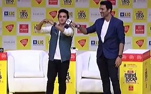 Faisal Khan teaches dance to the audience