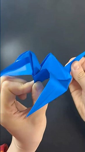 折り紙でパタパタと飛ぶ鶴を作りました。#折り紙 #origami #paperfolding #origamicrane #origamitutorial #origamiart