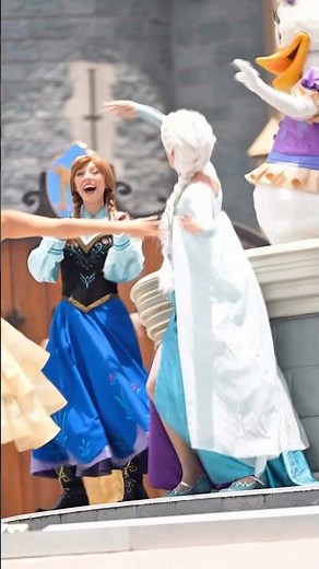 Would you sing along with Anna, Elsa, Olaf, Mickey & Minnie? 🎶🏰💖