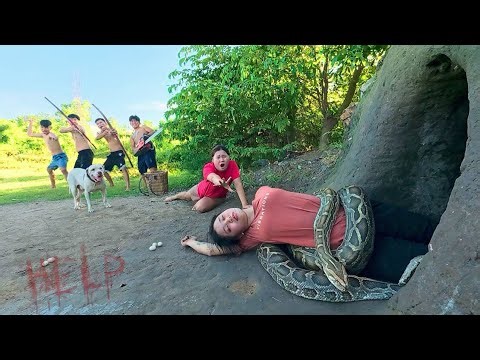 Terrifying Anaconda Attack! Fearless Expert Rescues Girl in Mysterious Cave