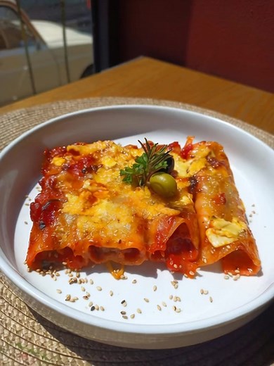 🍝 Les Calenonis à l’ancienne du Quantum Isoraka Un vrai voyage dans le temps… et dans la gourmandise ❤️ Savourez la pâte fondante, la farce généreuse et la sauce maison mijotée comme autrefois — un plat préparé avec amour, comme le faisait nos grand-mères 👩‍🍳✨ 🕯️ Ambiance chaleureuse, authenticité, et plaisir à chaque bouchée. 📍 Quantum Isoraka — Là où la tradition rencontre la gastronomie moderne. #QuantumIsoraka #CuisineHalal #PâtesMaison #SaveursAuthentiques #Calenonis #Gastronomie #Mada