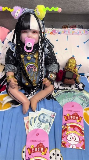 笑不活了家人们！给雨鑫和鑫泽准备了两个红包盲抽，一个装500马币，一个装160新币～结果鑫泽抽中马币红包后，当场闹小脾气非要换更“值钱”的新币😆 这小家伙也太精了吧，小小年纪就懂挑划算的！ Can’t stop laughing, guys! I prepared two lucky red envelopes for Yuxin and Xinze to draw blindly—one with 500 Malaysian Ringgit and the other with 160 Singapore Dollars. After drawing the MYR envelope, Xinze threw a little tantrum on the spot, insisting on swapping it for the more valuable SGD one 😆 This little guy is way too clever; he already knows how to pick the better deal at such a young age!