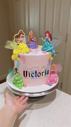 Princess birthday cakes are a must ! 👑