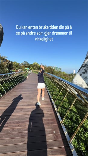Hvordan du bruker tiden din betyr noe🦋 Tiden vil gå uansett hva vi velger å bruke den på. De aller fleste mennesker bruker mye tid i løpet av en dag på å forbruke. De tar opp mobilen ved hver anledning for å se på det andre har skapt, gjennom blant annet scrolling på mobil. Faktisk er hele 90% av befolkningen forbrukere, og kun 10% faktisk skaper noe😳. Men det er de som faktisk bruker tiden på å skape noe, som også gjør drømmene sine til virkelighet, istedenfor å se på andre som lykkes. 10% er