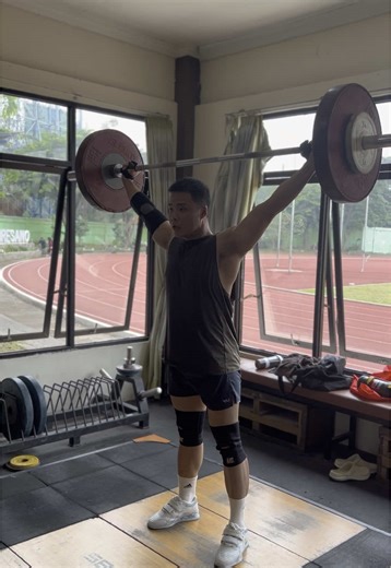 after a wrist injury for 5 months @CHAMPION WL CLUB #olympicweightlifting #hangsnatch #crossfit #surabayahitz #gym #coaching #personaltrainer