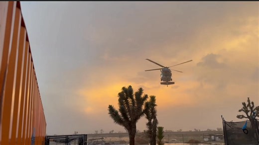 On December 24, 2025, a Los Angeles County Fire Department helicopter assisted first responders in rescuing three people stranded on the roof of a home in the community of Pinon Hills. Authorities said the residence was surrounded by floodwaters, making ground access impossible. The pilot landed the helicopter directly on the roof to safely extract the occupants. The aircraft involved was a Sikorsky S-70A Firehawk. 🎥 Video shared by Cody Arthur #VVNG #HighDesert #PinonHills #Firehawk | Victor V