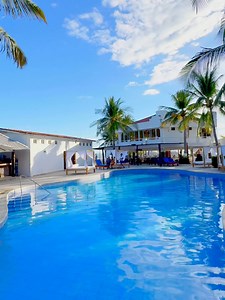 ☀️¿Porque Bahia del Sol es el lugar indicado para tus vacaciones? 🌴Disfruta el mejor TODO INCLUIDO de la Costa del Sol 🌅 Tu experiencia incluye: 🍽️Alimentación Buffet 🥂Bebidas ILIMITADAS con y sin licor 🛏️Habitación 🏖️Uso de instalaciones 🏐Actividades para chicos y grandes ¡Reserva hoy mismo! 😎 🌐 www.bahiadelsolelsalvador.com ☎️ Llámanos al 2255 4429 📲 Escríbenos al 7080 1705 *Restricciones aplican. | Hotel Bahía del Sol