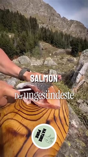 Nature Pure | Natürliche Gesundheit on Instagram: "Gesund oder ungesund ist kein Ranking 🍽️ Im Netz lieben wir Listen. Bestes Fleisch. Schlechtester Fisch. Gesündeste Frucht. Klingt einfach. Ist es aber nicht. Gesundheit entsteht nicht, weil ein Lebensmittel auf Platz 1 steht und ein anderes auf Platz 10 verbannt wird. Der echte Unterschied liegt woanders: 👉 Verarbeitung 👉 Herkunft 👉 Häufigkeit 👉 Kombination Eine Hähnchenbrust aus Massentierhaltung bleibt Industrie. Lachs kann einer der ung