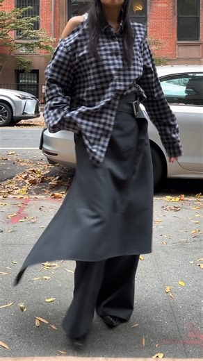 HIROMI | FASHION | NYC on Instagram: "シャツの簡単アレンジ、切って縫い付けてシルバーのフックまた縫い付けて外して着ればオフショルなるしふつうのシャツとしても着られてかわいーの🫶hehe . Off-shoulder shirts: remake Skirt set: @prankproject_official Bag: @loewe . . . #falloutfit #buttonup #buttonupshirt #nycfashionblogger #remakeclothing #remakevintage #秋コーデ #シャツリメイク #ニューヨーク"