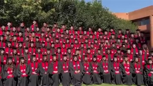 #ULTIMAHORA🚨 Se derrumba templete en la Ibero Un templete colapsó en la explanada de la #UniversidadIberoamericana mientras 120 personas realizaban una foto grupal. 👮‍♂️ Se movilizaron unidades de ERUM, Protección Civil y Cruz Roja. #CDMX #Emergencia #ÚltimaHora | ADR Networks