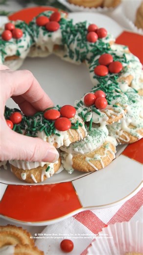 How to turn a boring biscuit tin into a Christmas centrepiece 🎄🍪 | Food Network UK