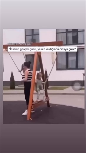 Ayşe Bilmen on Instagram: "İnsanın gerçek gücü, yalnız kaldığında görünür olur. Çünkü yalnızlık, dikkatin dış dünyadan iç dünyaya yöneldiği nadir alanlardan biridir. Bu anda kişi, başkalarının beklentilerinden ve rollerinden sıyrılarak kendisiyle temas eder. Psikolojik araştırmalar, sağlıklı yalnızlığın öz farkındalığı artırdığını ve duygusal düzenlemeyi güçlendirdiğini gösterir. Yalnız kalan zihin, deneyimleri anlamlandırır; bastırılan duygular yüzeye çıkar ve kişi içsel kaynaklarını fark eder.