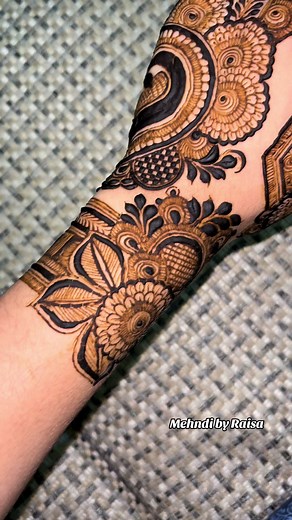 Beautiful Mehendi Art by Raisa and Others